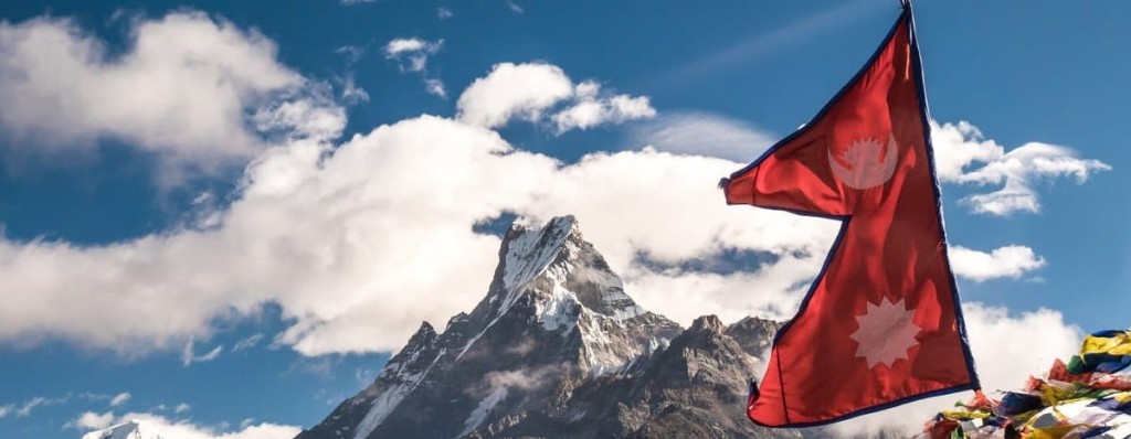 Himmlische Harmonie: Die einzigartige Flagge Nepals, Symbol eines nie bezwungenen Landes